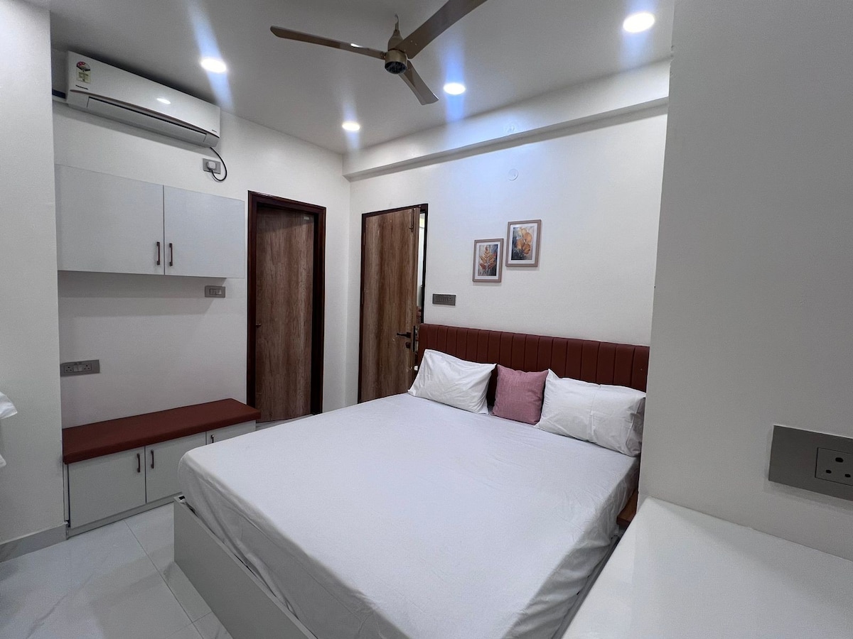 Luxury - 1 BHK with AC - Private Jacuzzi-“Essence”