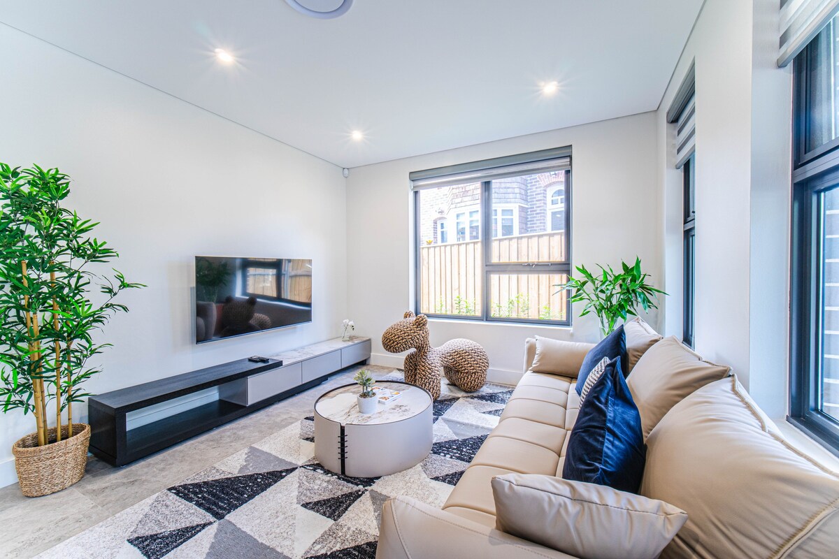 Luxury holiday 4 bedroom dream house in chatswood