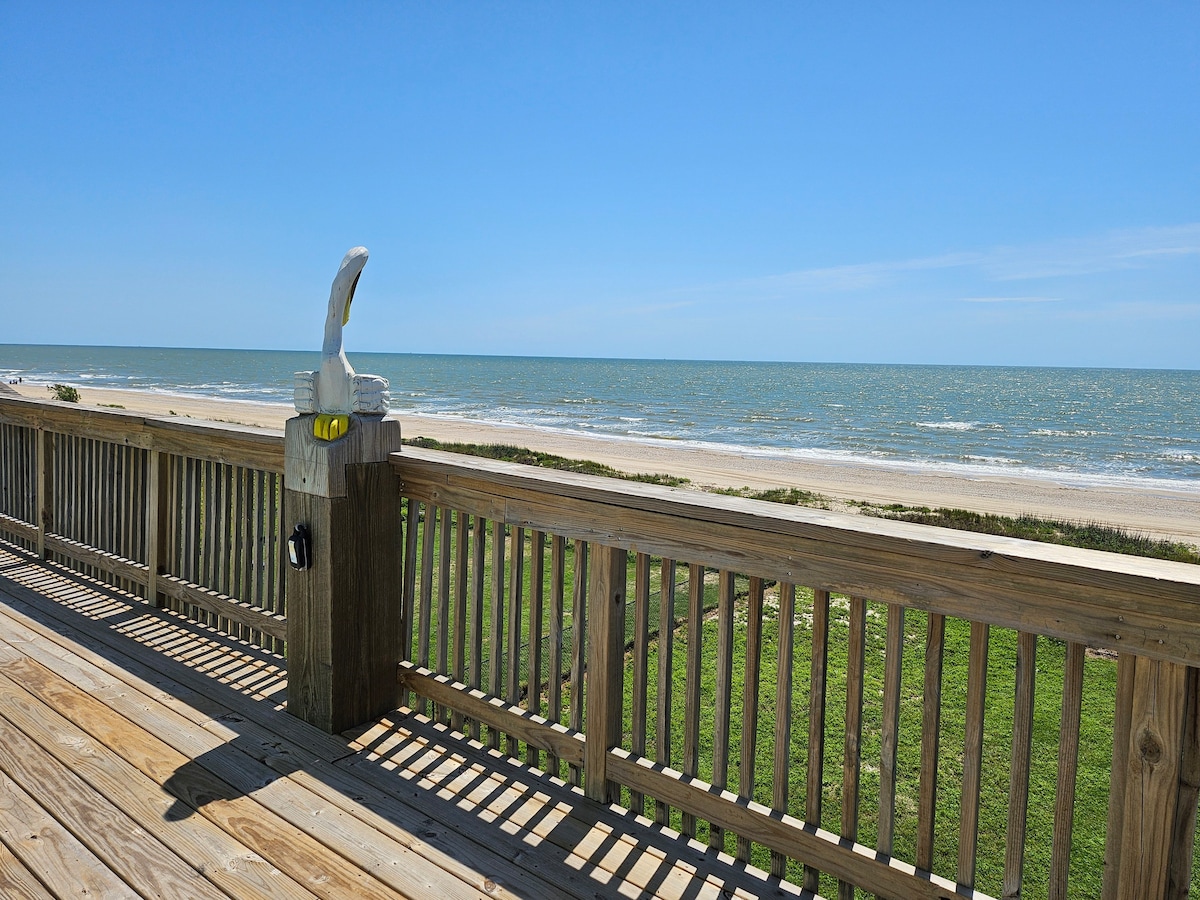 Delightful Beachfront! Sleeps 14