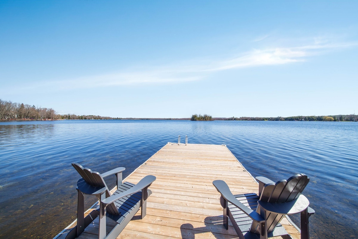 Lakeside Retreat: 3BR Cottage With Hot Tub & Dock