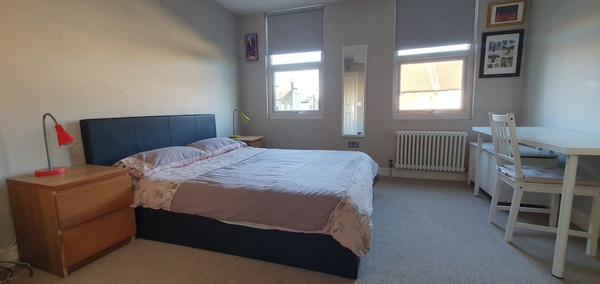 Exclusive bedroom, ensuite bathroom, Wimbledon