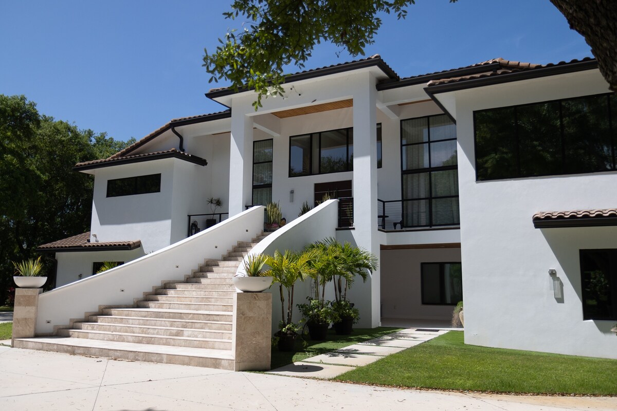 * NEW * Luxury Villa | 6 rooms, pool, 10 acres