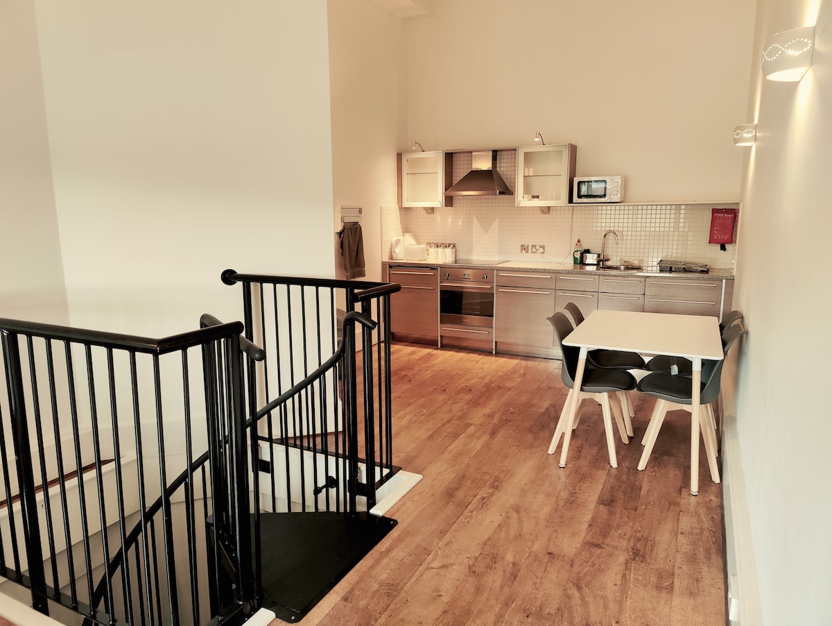 Train Station Apartment-FREE Parking-GYM-Balcony