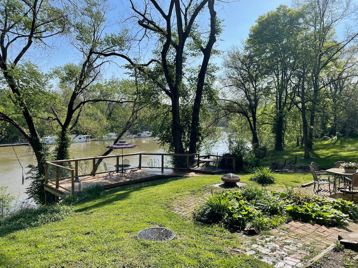 Riverbank Bungalow: On the water, close to it all.