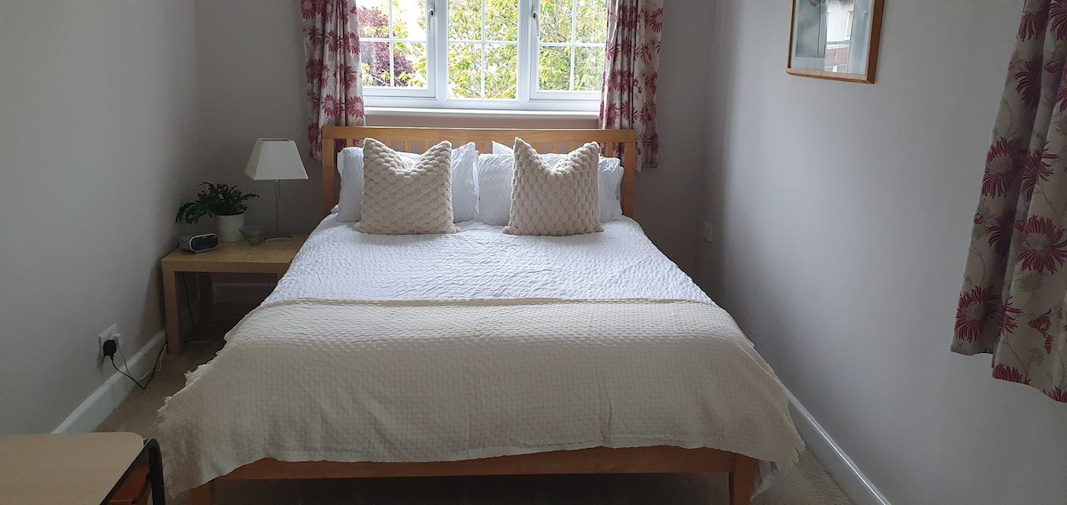 Large en-suite bedroom space, BS9 Stoke Bishop