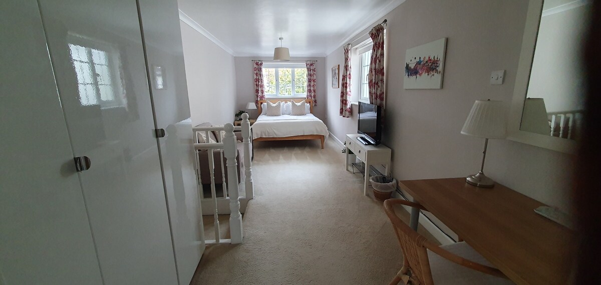 Large en-suite bedroom space, BS9 Stoke Bishop