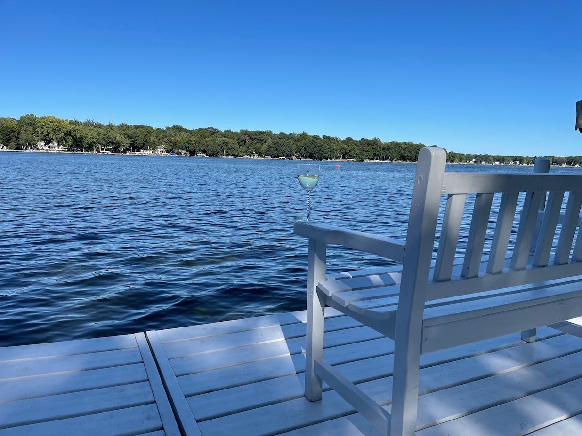 Lakefront Log Home for Groups