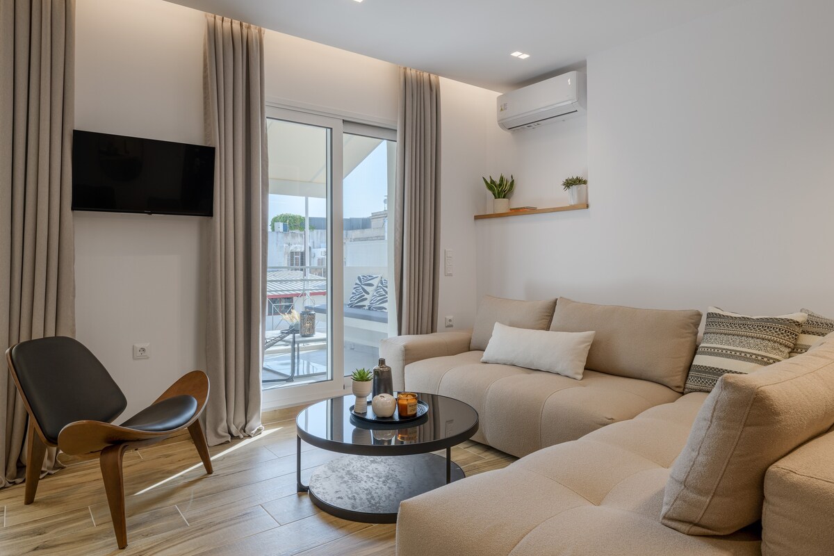 Central Sunny Loft with Plunge Pool