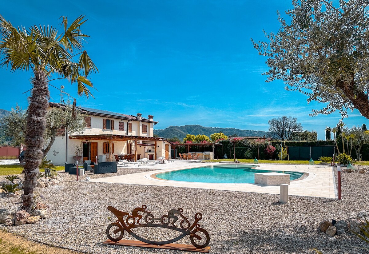 Villa Ares - 4 Bedrooms with Pool in Versilia