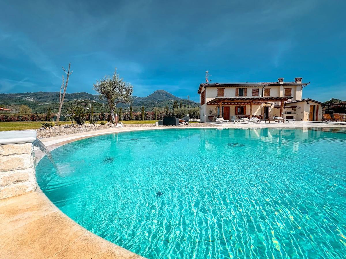 Villa Ares - 4 Bedrooms with Pool in Versilia