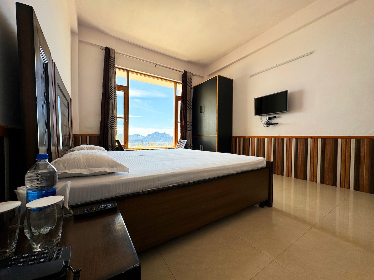 Hawk Eye Resort Deluxe Room with Valley View 03