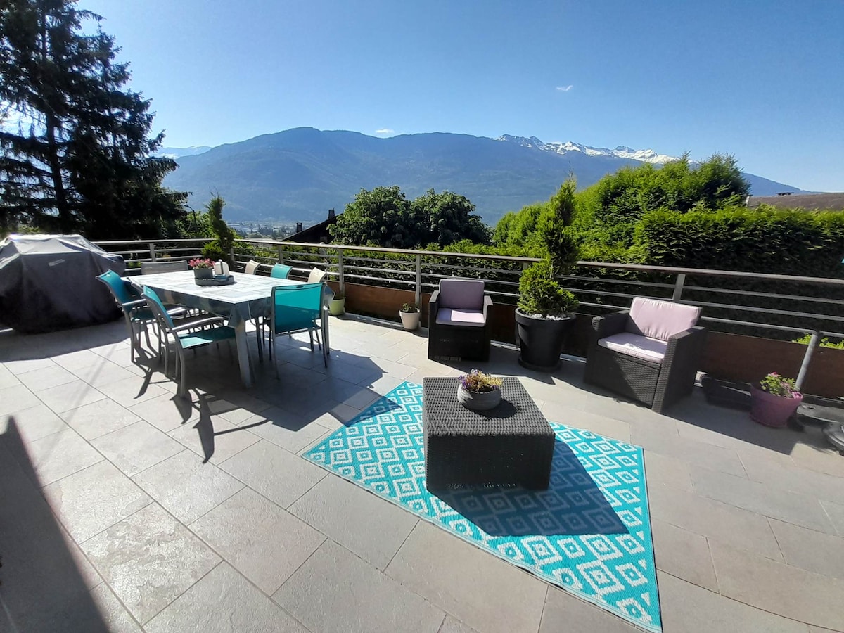 Maison familiale avec piscine et vue montagnes