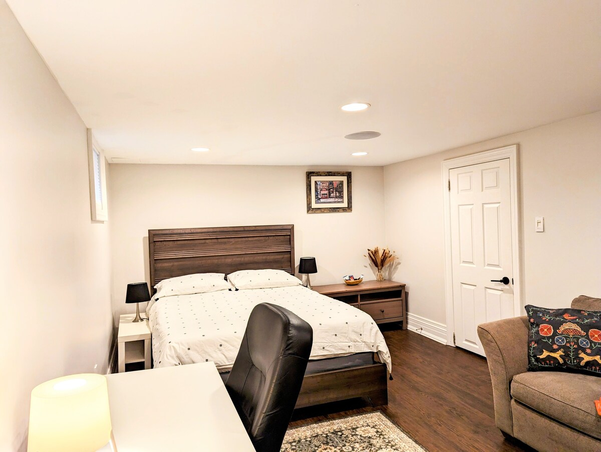 Large Room in a Premium Suite (Bedroom B)