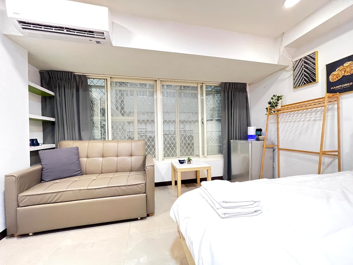 Metro Bliss: Modern Apartment 1 Min from MRT