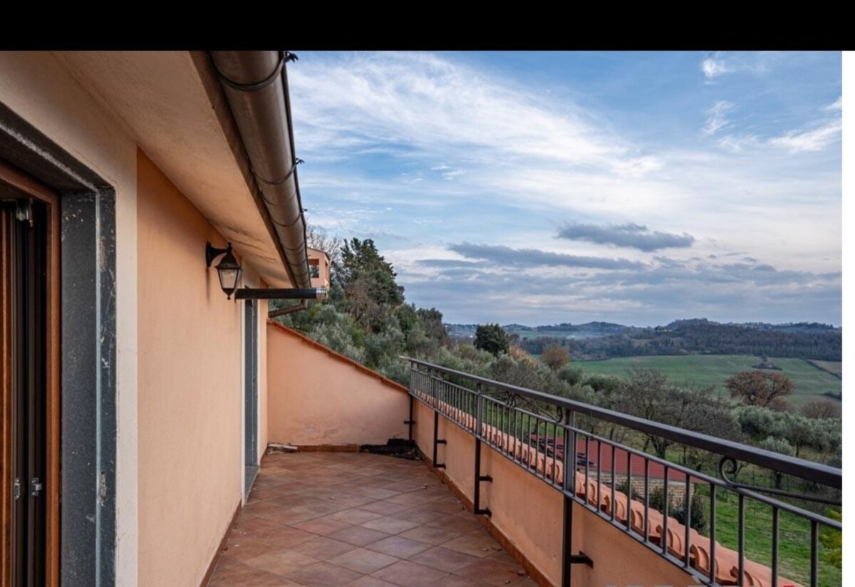 Villa con piscina e vista meravigliosa sulla valle