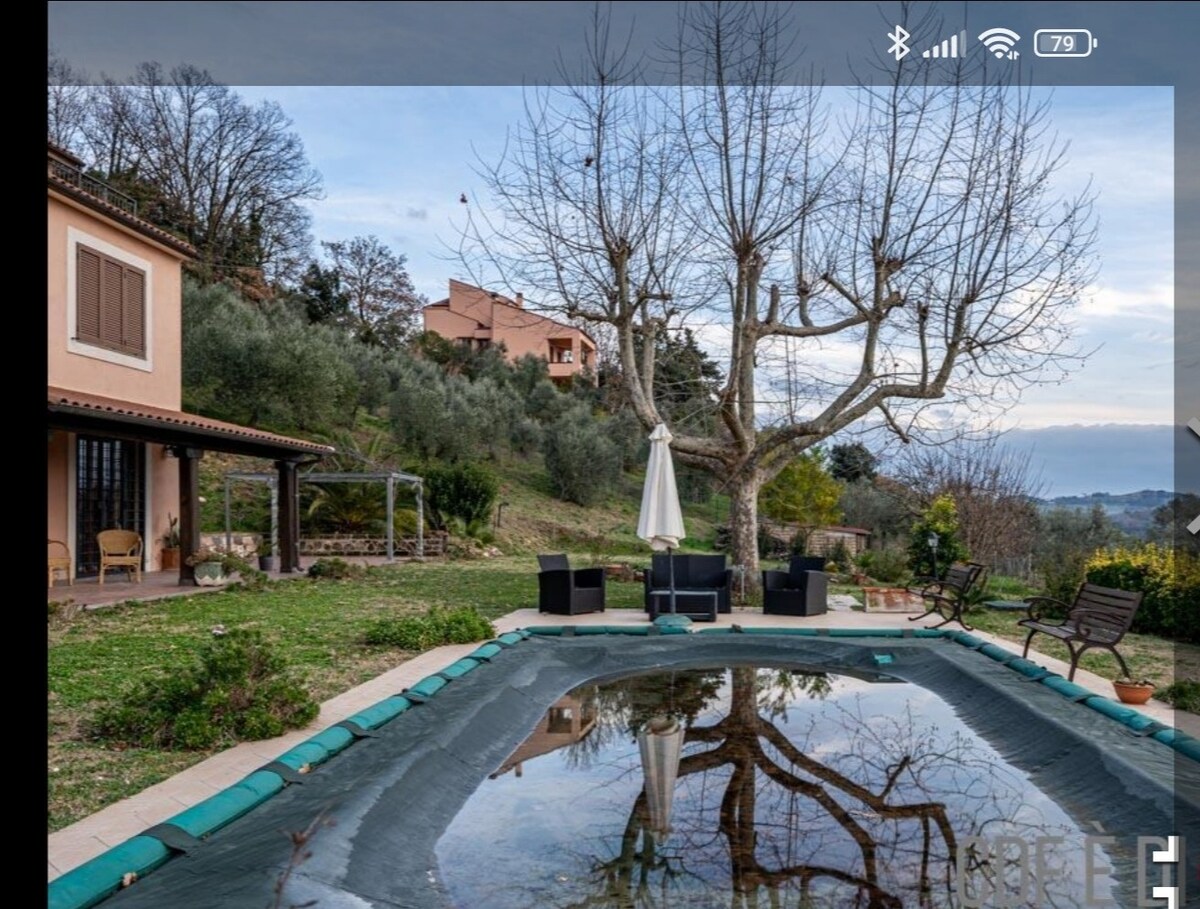 Villa con piscina e vista meravigliosa sulla valle