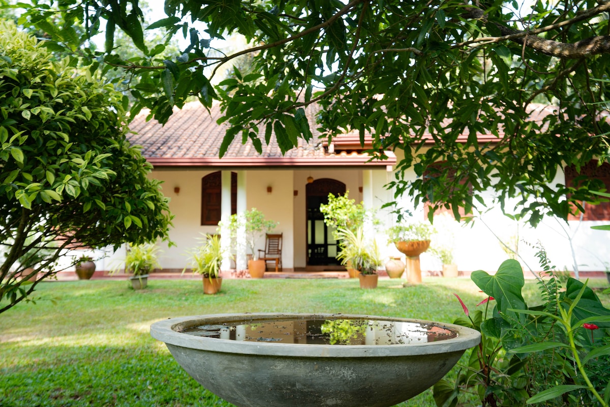 Coconut Treehouse- Villa near Unawatuna beach.