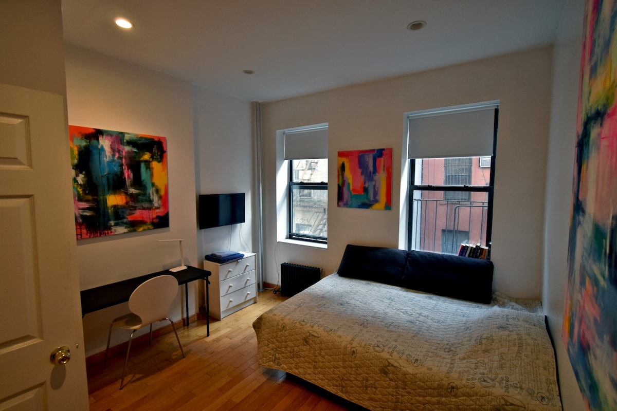 Private Room in Artsy Lower Manhattan Apartment