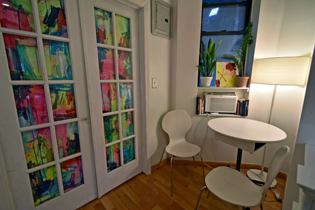 Private Room in Artsy Lower Manhattan Apartment