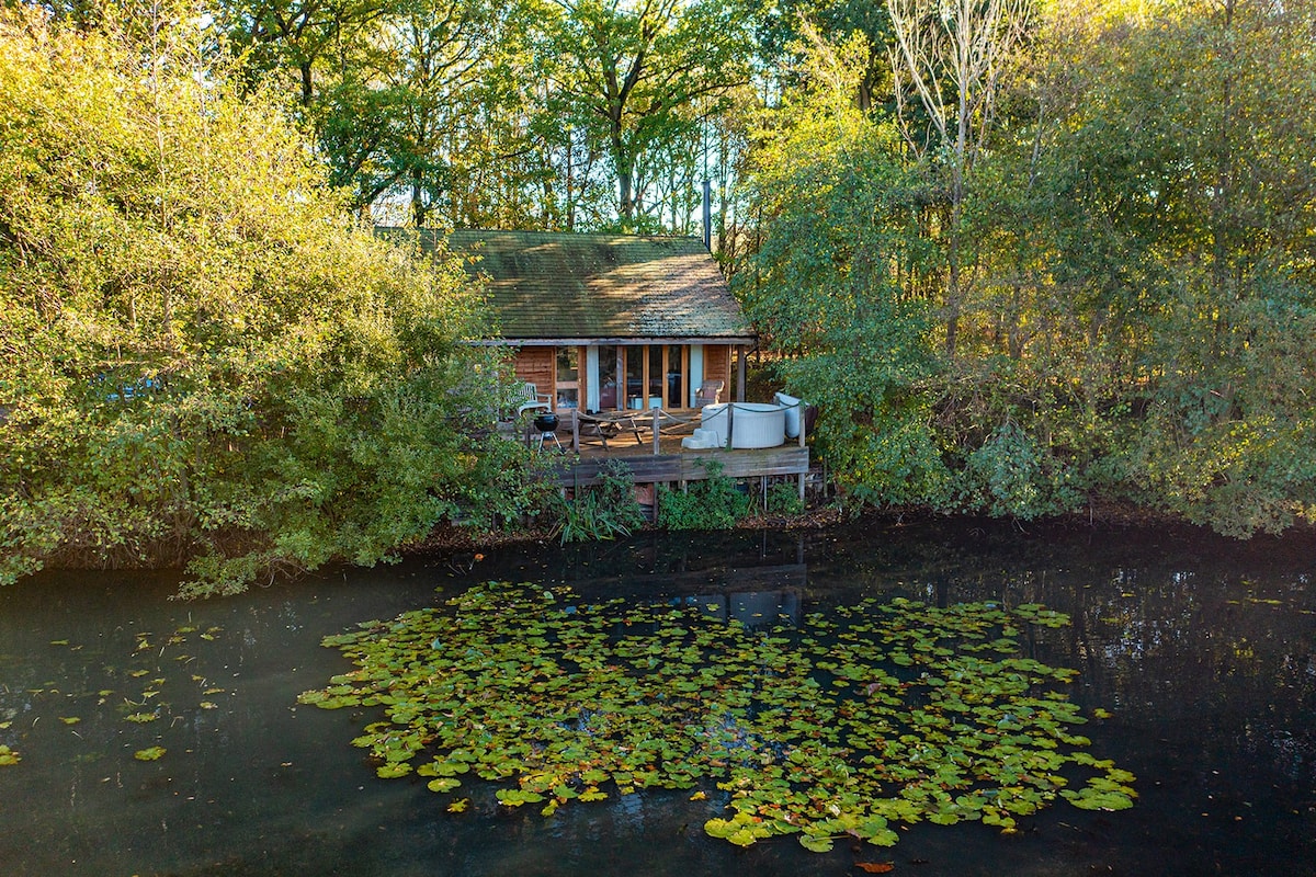 Water Lily Lodge ，带热水浴缸的湖畔小木屋