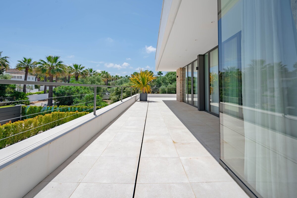 Modern villa, new construction in Sotogrande Costa