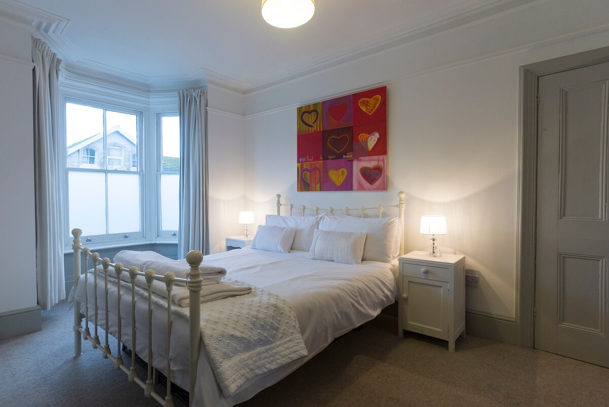 Sunshine Villa Broadstairs sleeps 8 close to beach