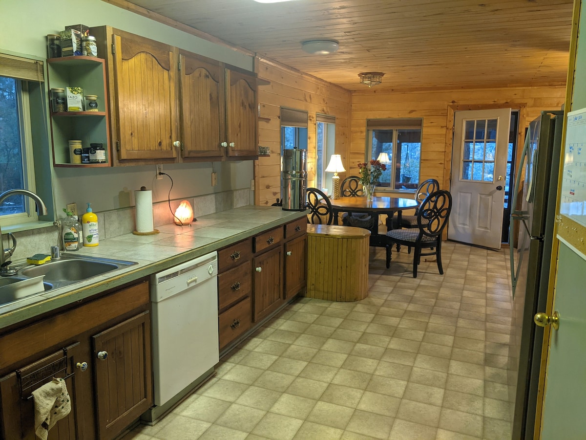 Pet Friendly 2 Bedroom House on one acre