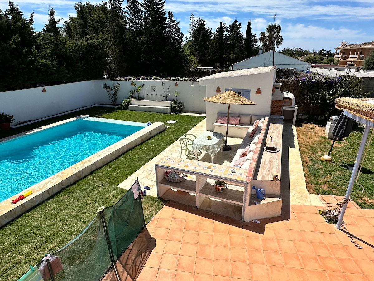 El Patio del Limonero en Chiclana.泳池+花园