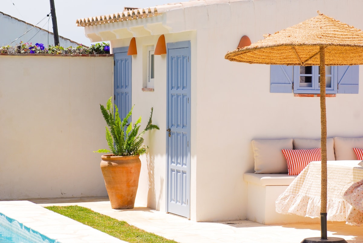 El Patio del Limonero en Chiclana.泳池+花园