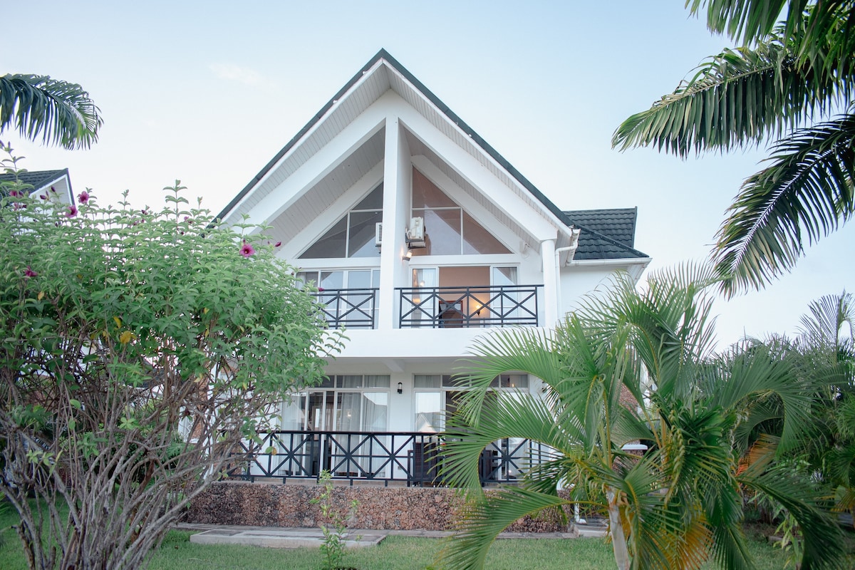 Affordable Cosy Villa 10min walk to Pristine Beach