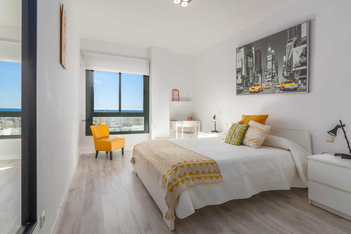 舒适的公寓，位于马贝拉市中心，可欣赏海景