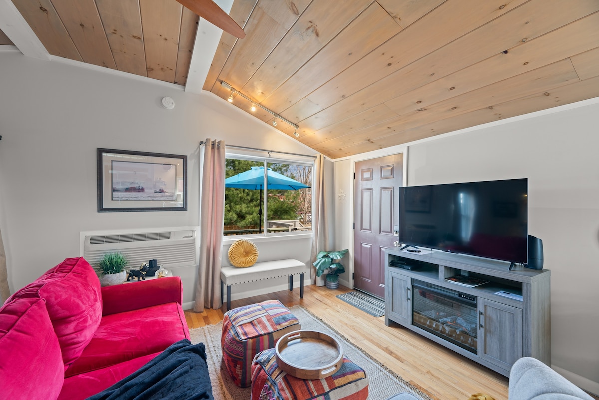 Pet friendly - Upper Peach Studio, Weaverville