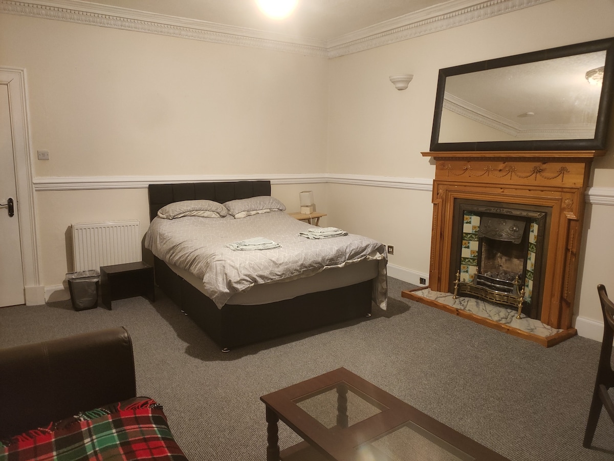 Large double room in central Edinburgh