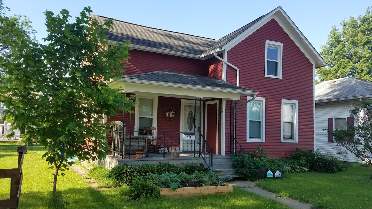 Entire, bright urban Farmhouse 3 min from downtown