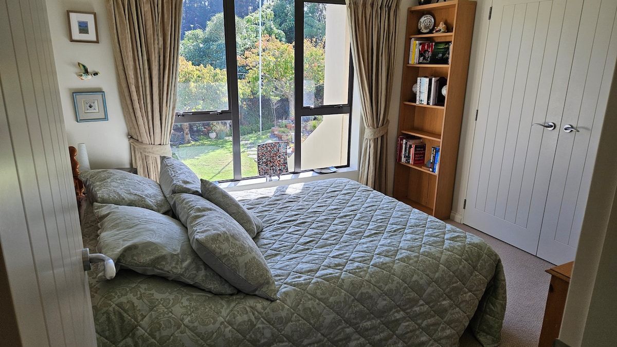 双人卧室，是一个漂亮、私密、现代化的房源。