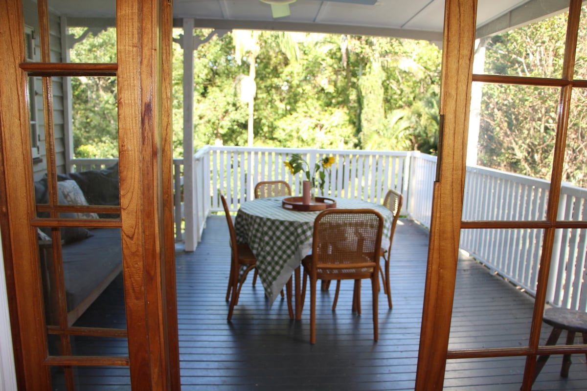 Ashgrove Character Cottage in the tree tops