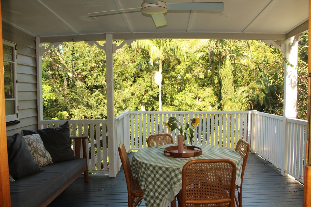 Ashgrove Character Cottage in the tree tops