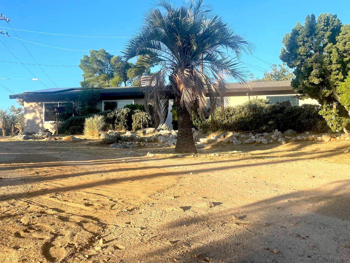 Mid-Century Hideaway w/ privat Pool & King Bed