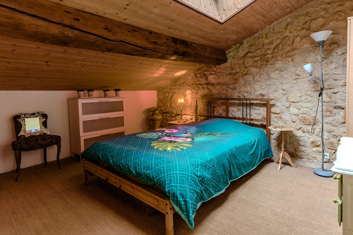 chambre privée dans belle maison en pierre