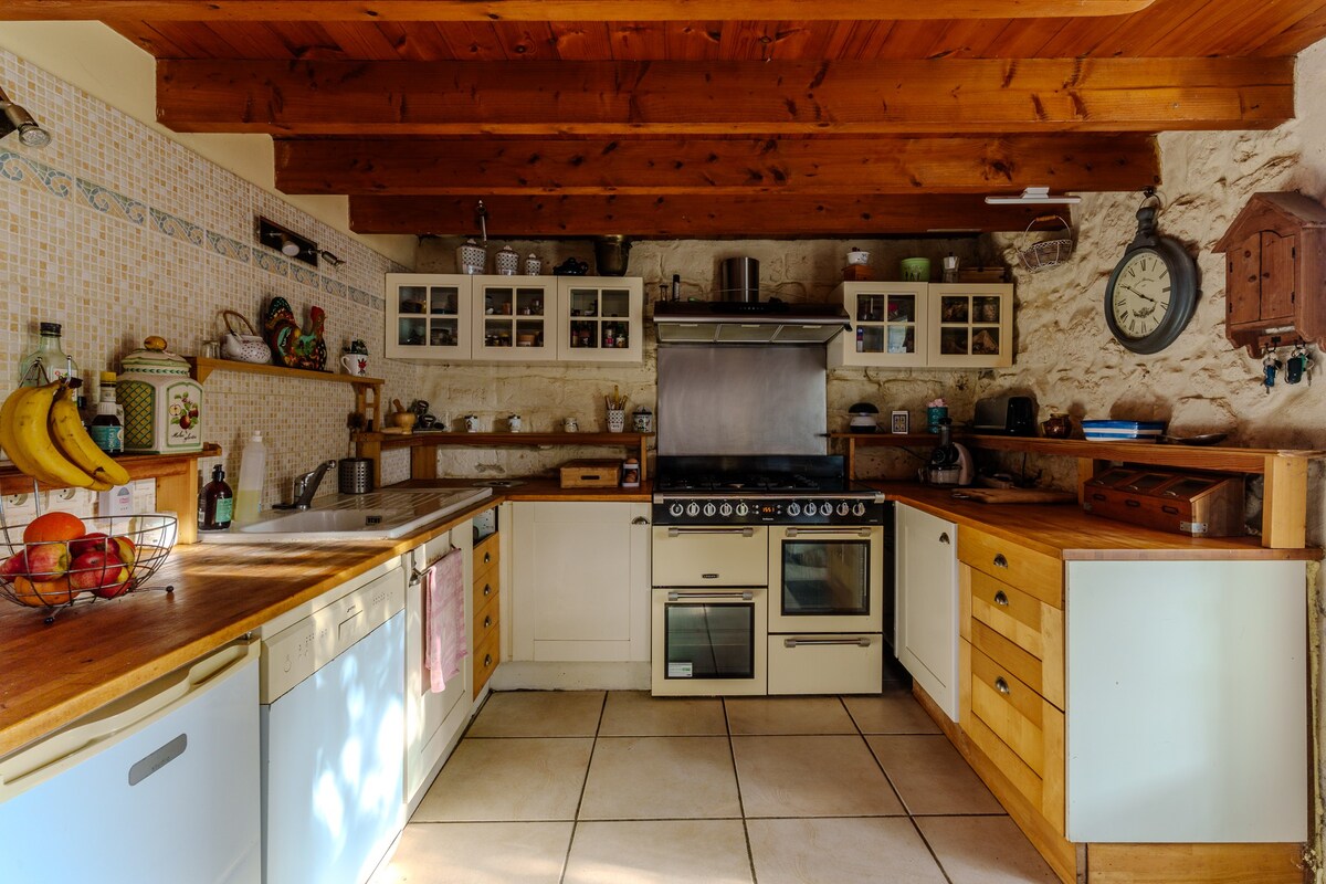 chambre privée dans belle maison en pierre