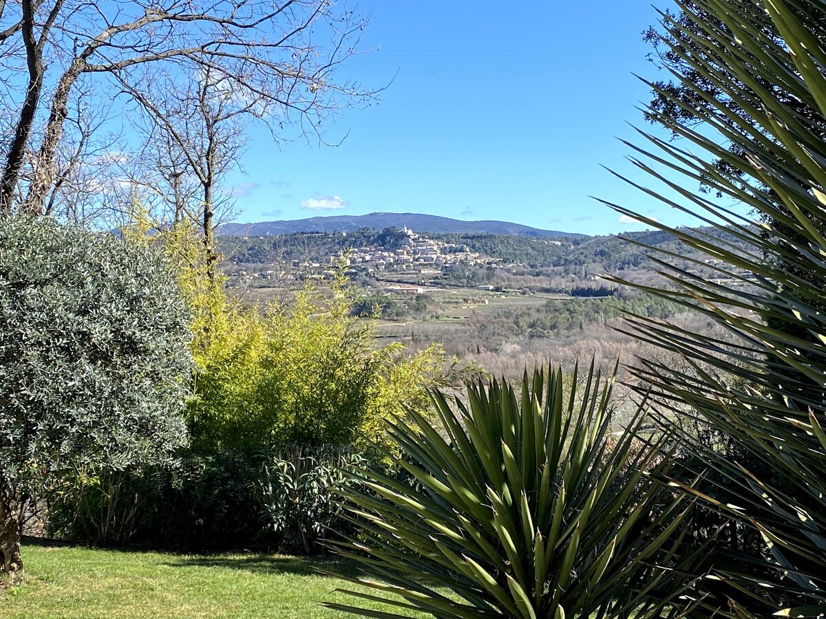 EN PROVENCE BASTIDE温水游泳池，可欣赏吕贝龙美景