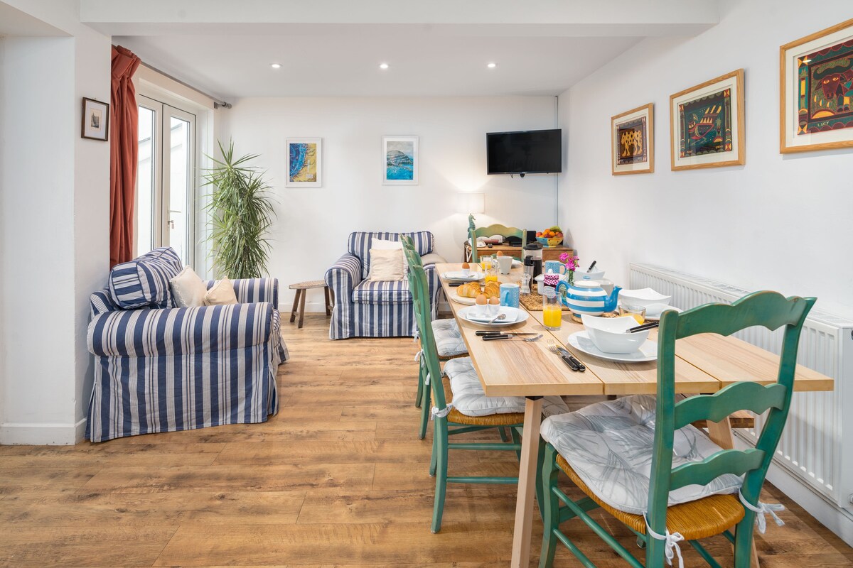 Cosy Cottage in New Quay with Off-Road Parking
