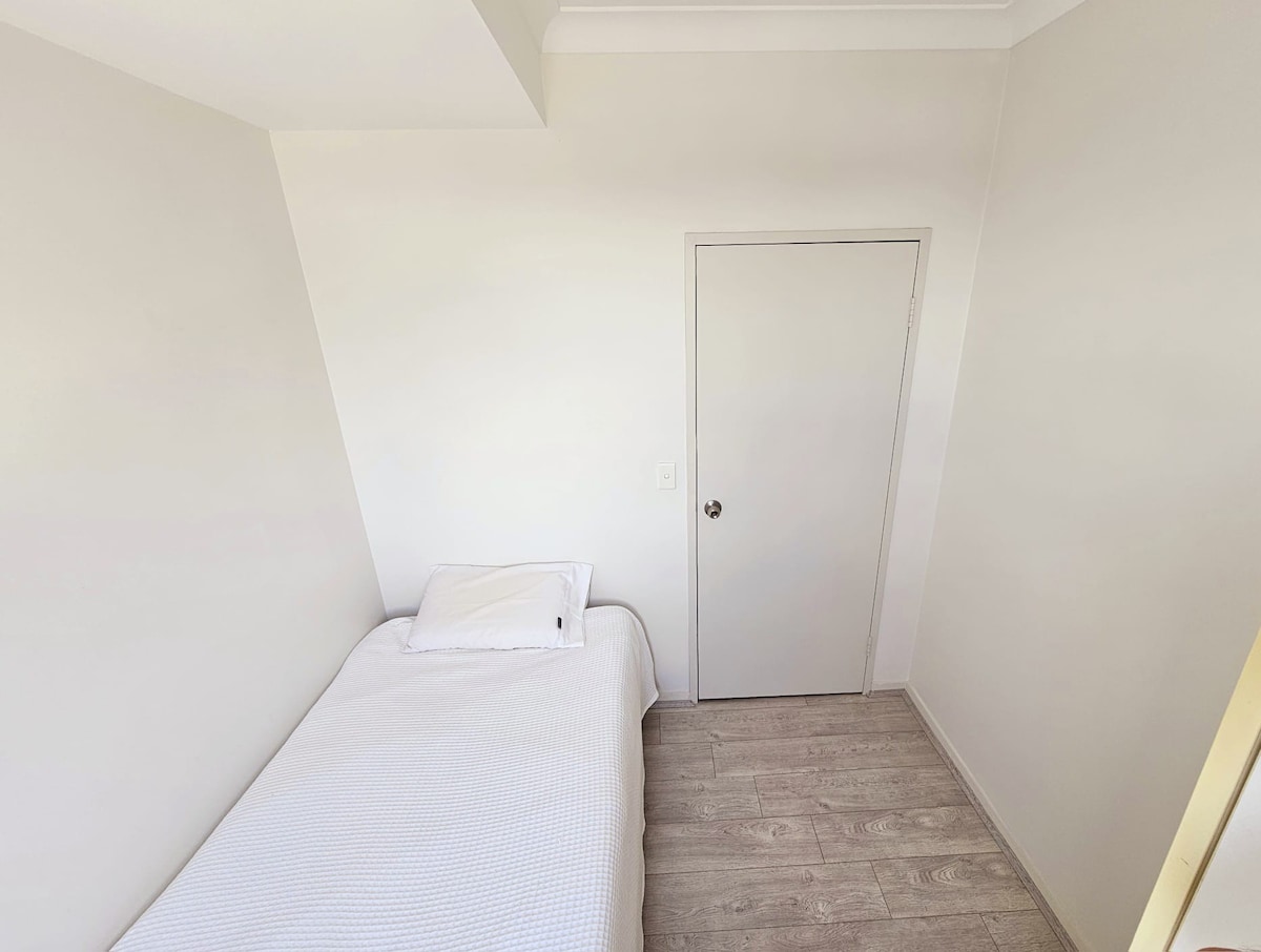 Charming 1 King Single Bed Near Train Station!