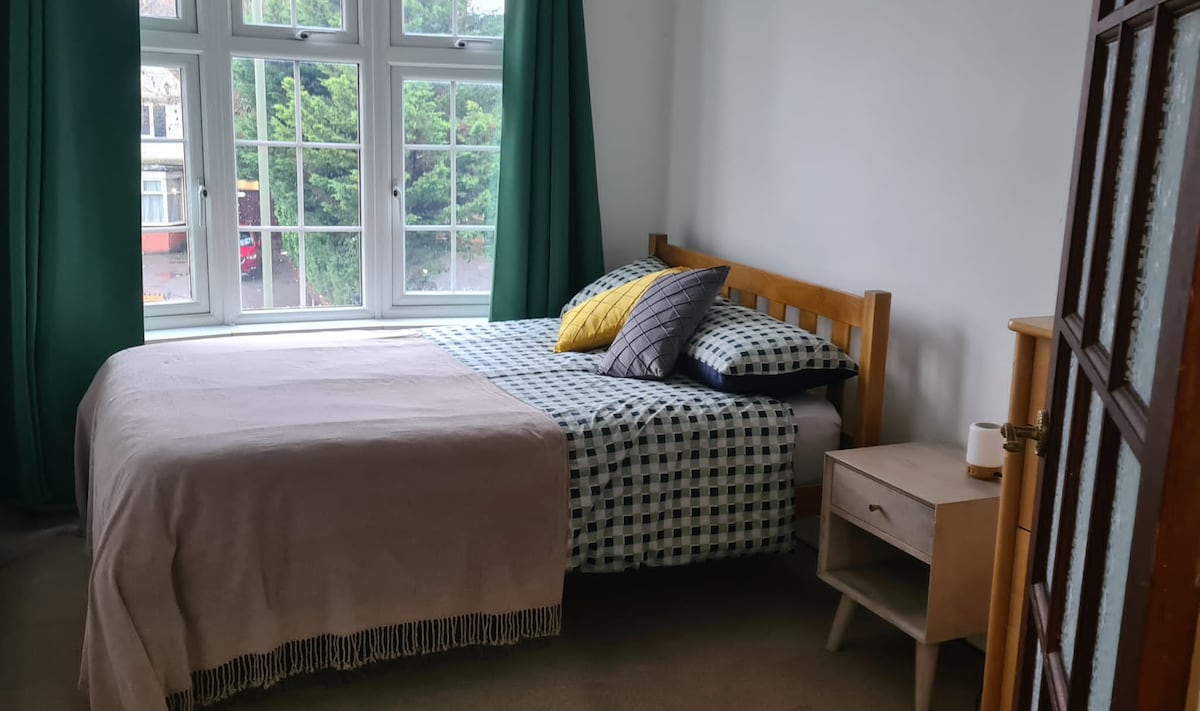 Spacious, Well Located 2-BDR Golders Green Flat