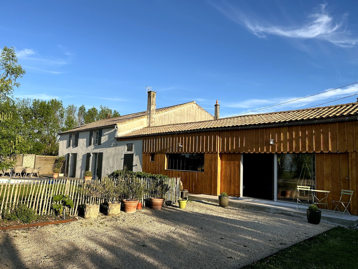 Gîte de charme-Piscine chauffée-jacuzzi-Marais