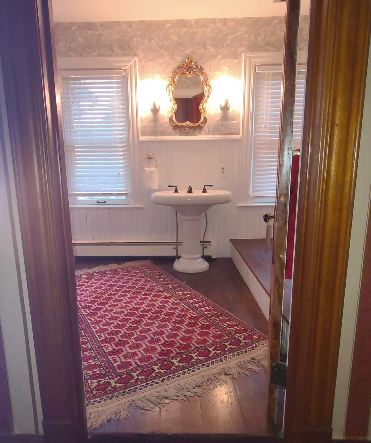 Queen Rose Room with Large Private Bathroom