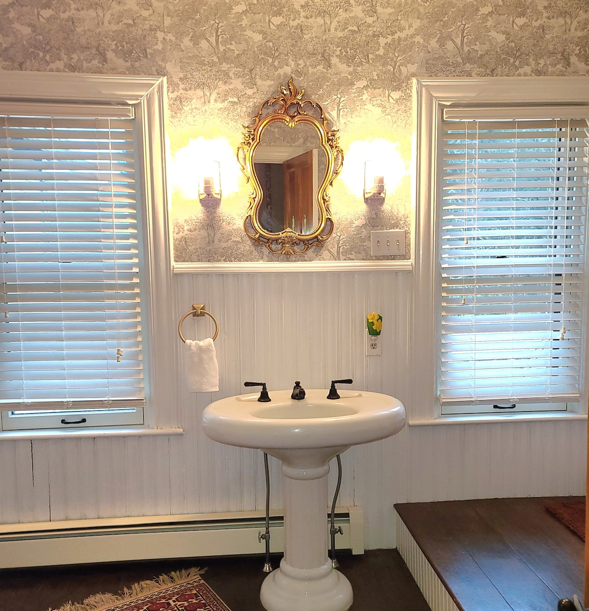 Queen Rose Room with Large Private Bathroom