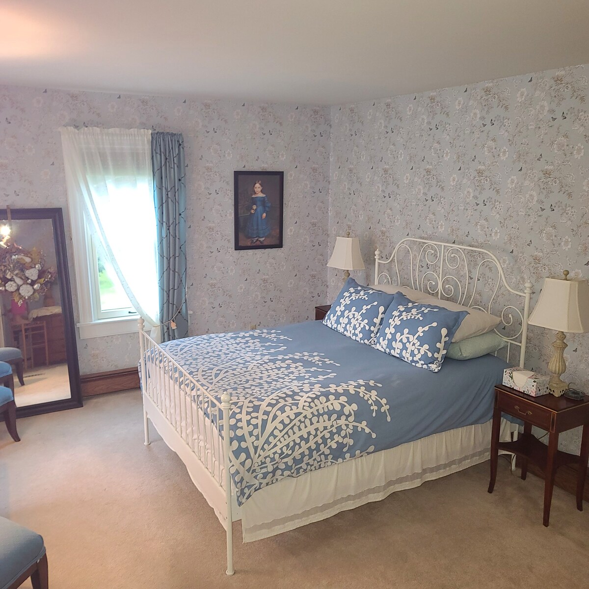 Queen Rose Room with Large Private Bathroom