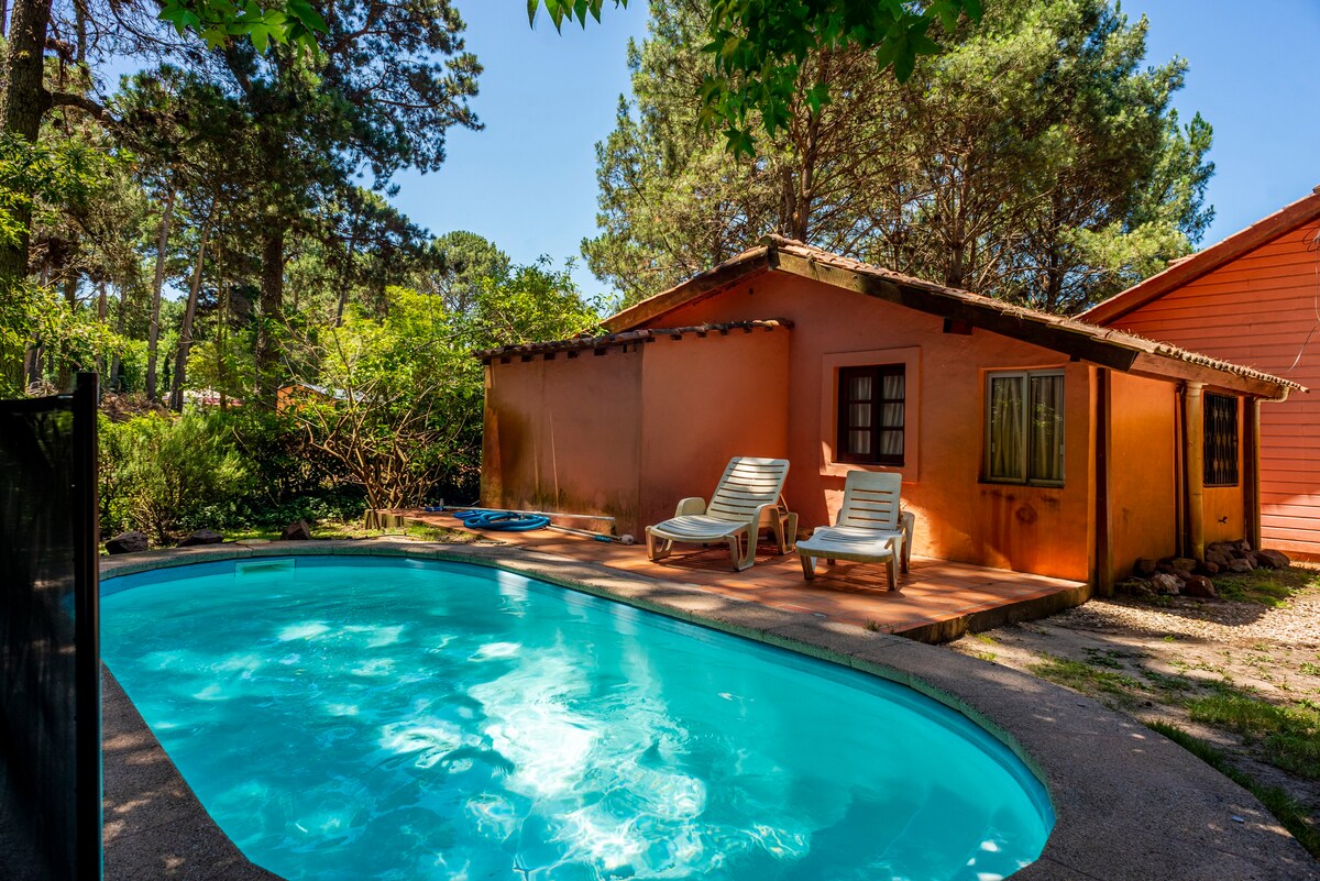 Cabaña en el bosque / Piscina & Parrillero