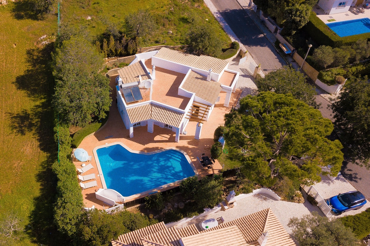 Alegre别墅，配备私人游泳池、智能电视、空调、无线网络